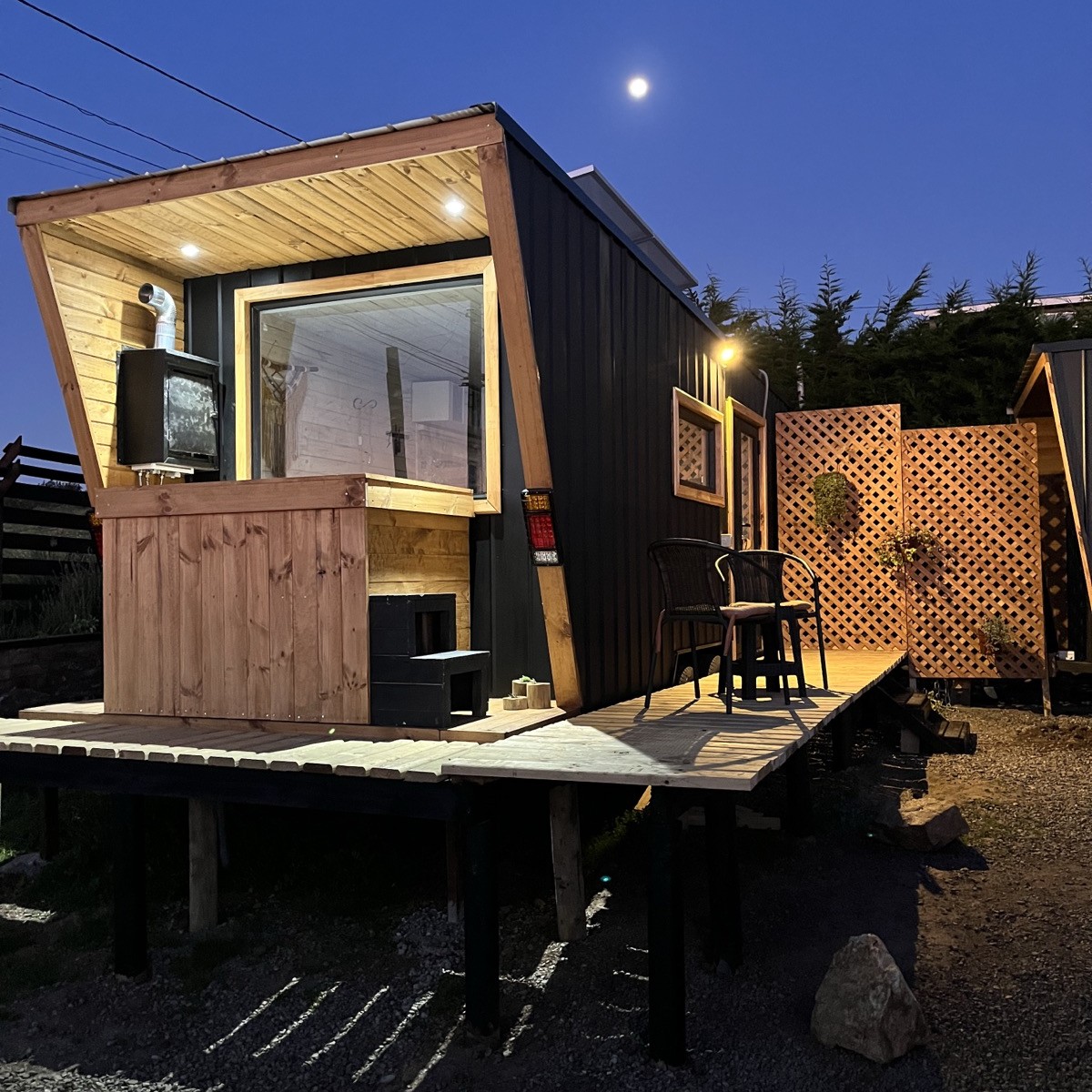 Tiny house de noche con luna