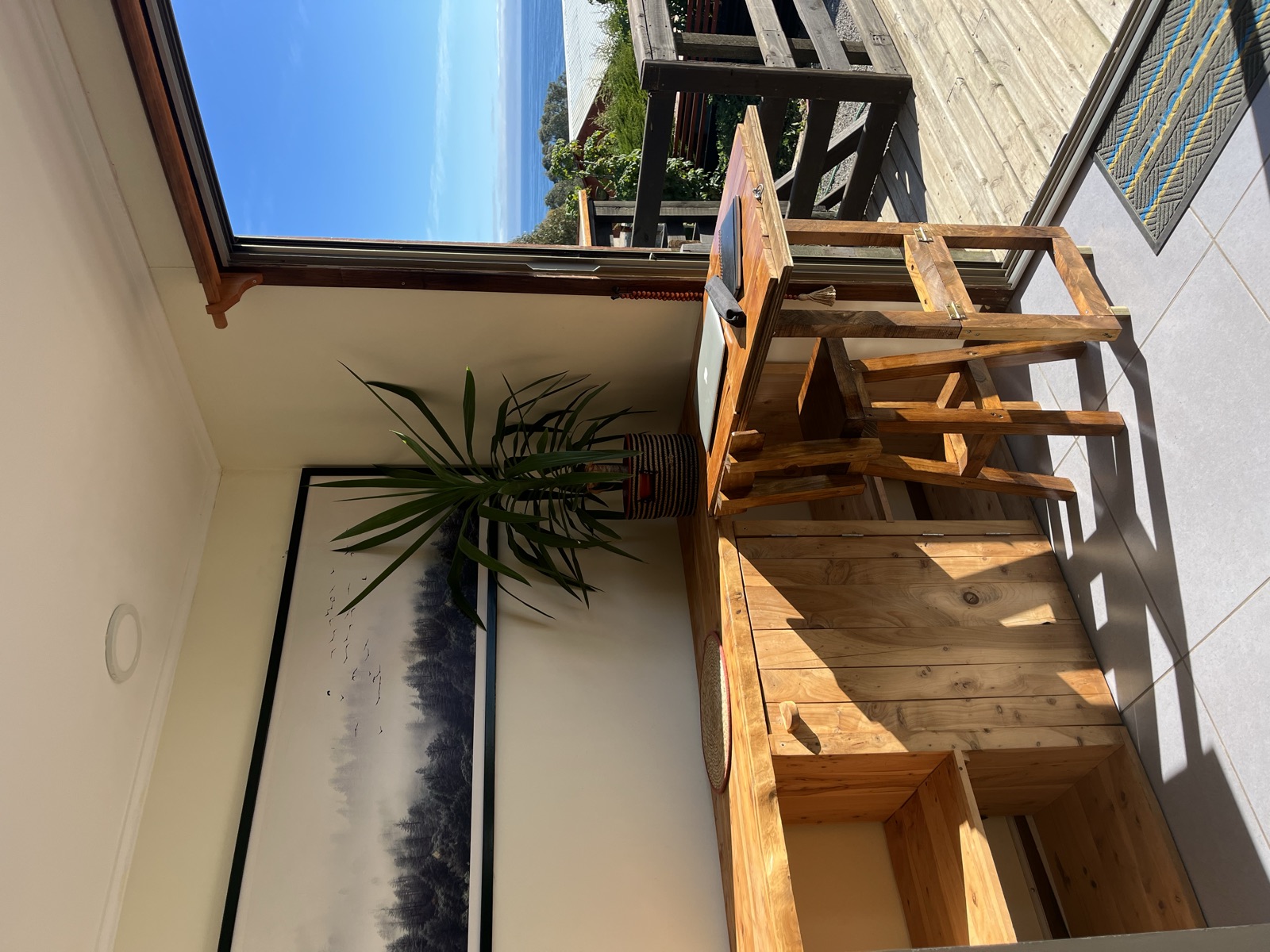 Escritorio plegable con vista al mar en la suite