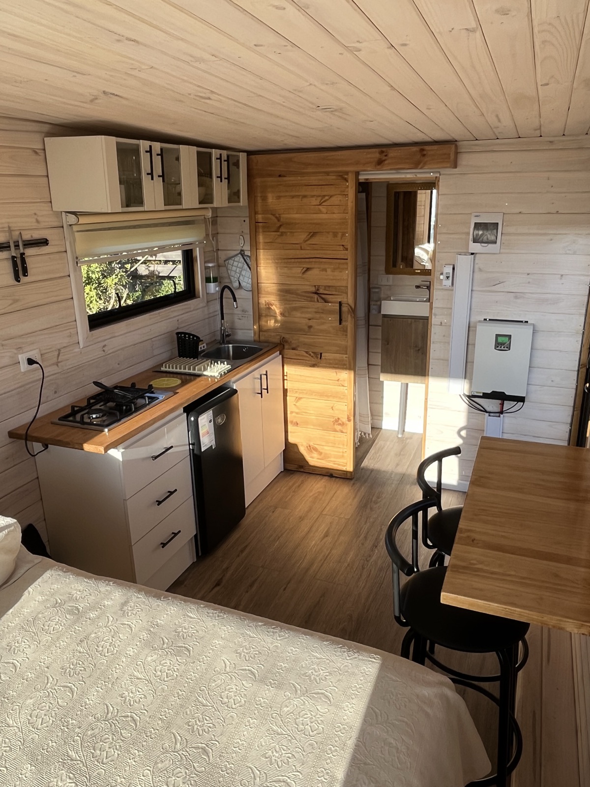 Cocina y espacio interior de la tiny house
