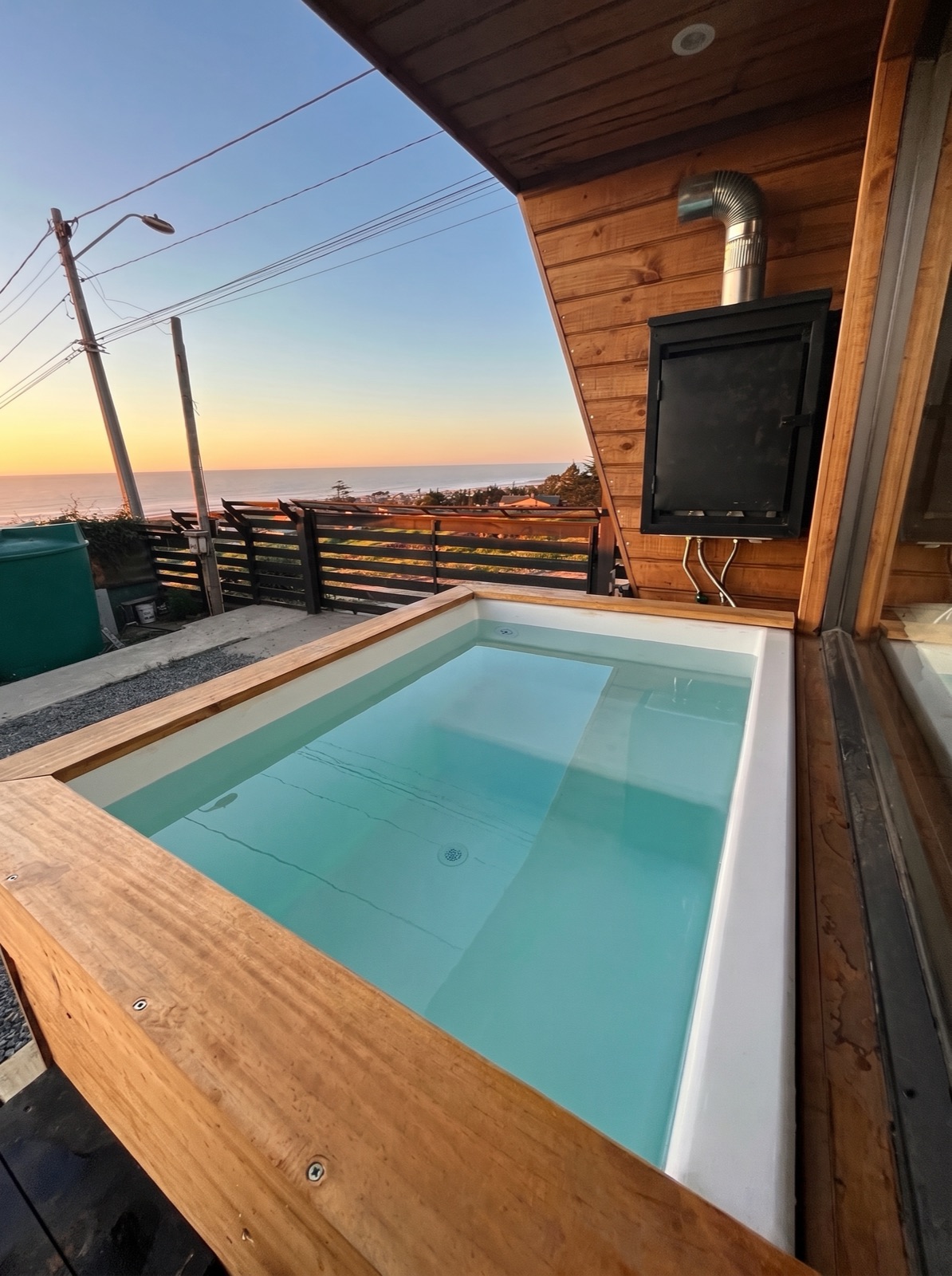 Hot Tub exterior privado de la tiny house al atardecer