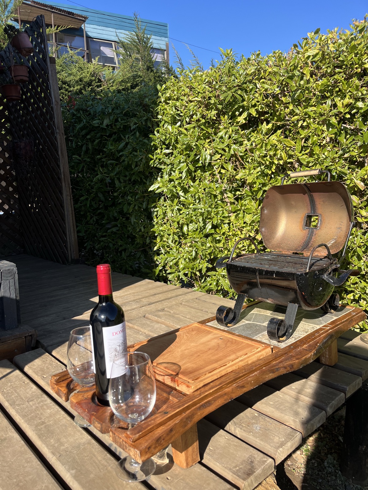Mini parrilla y set de vino en la terraza